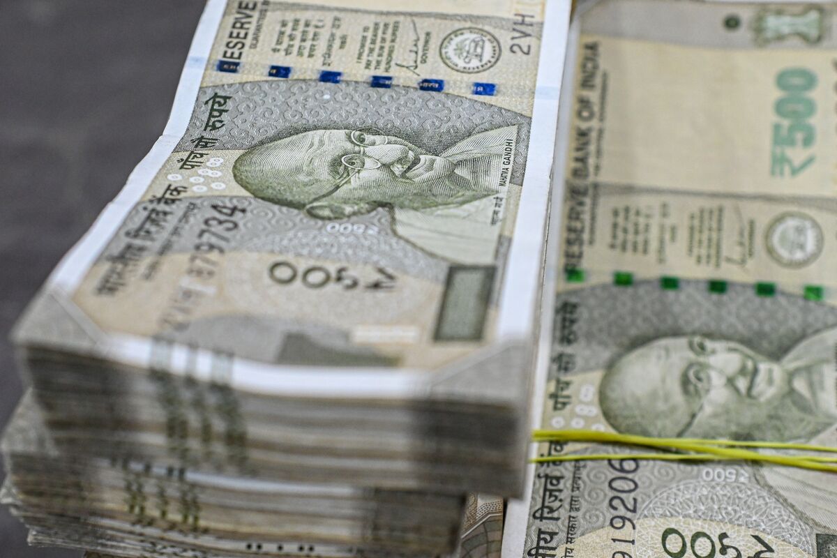 India’s Net Forward Dollar Sales to Aid Rupee Near $100 Billion