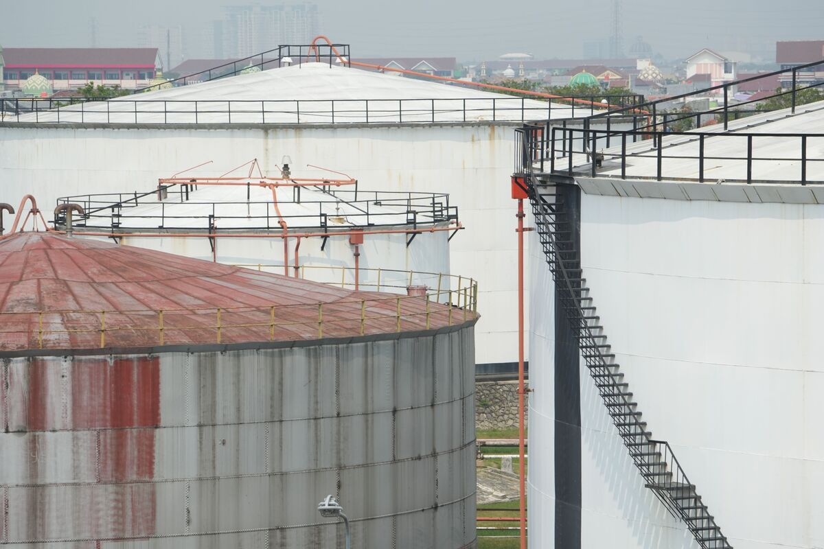 EM Stocks Fluctuate Before Weekend Even as Lower Oil Helps Mood